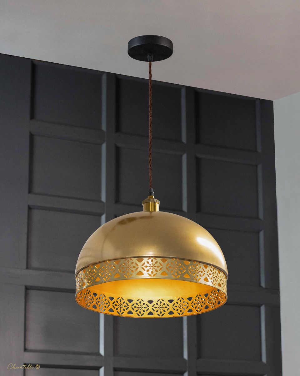 077072 - polished gold pendant with decorative trim