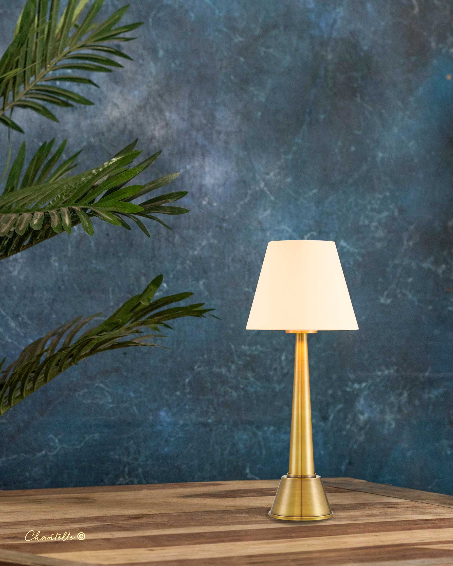 Antique Brass table lamp with white fabric shade - 079167