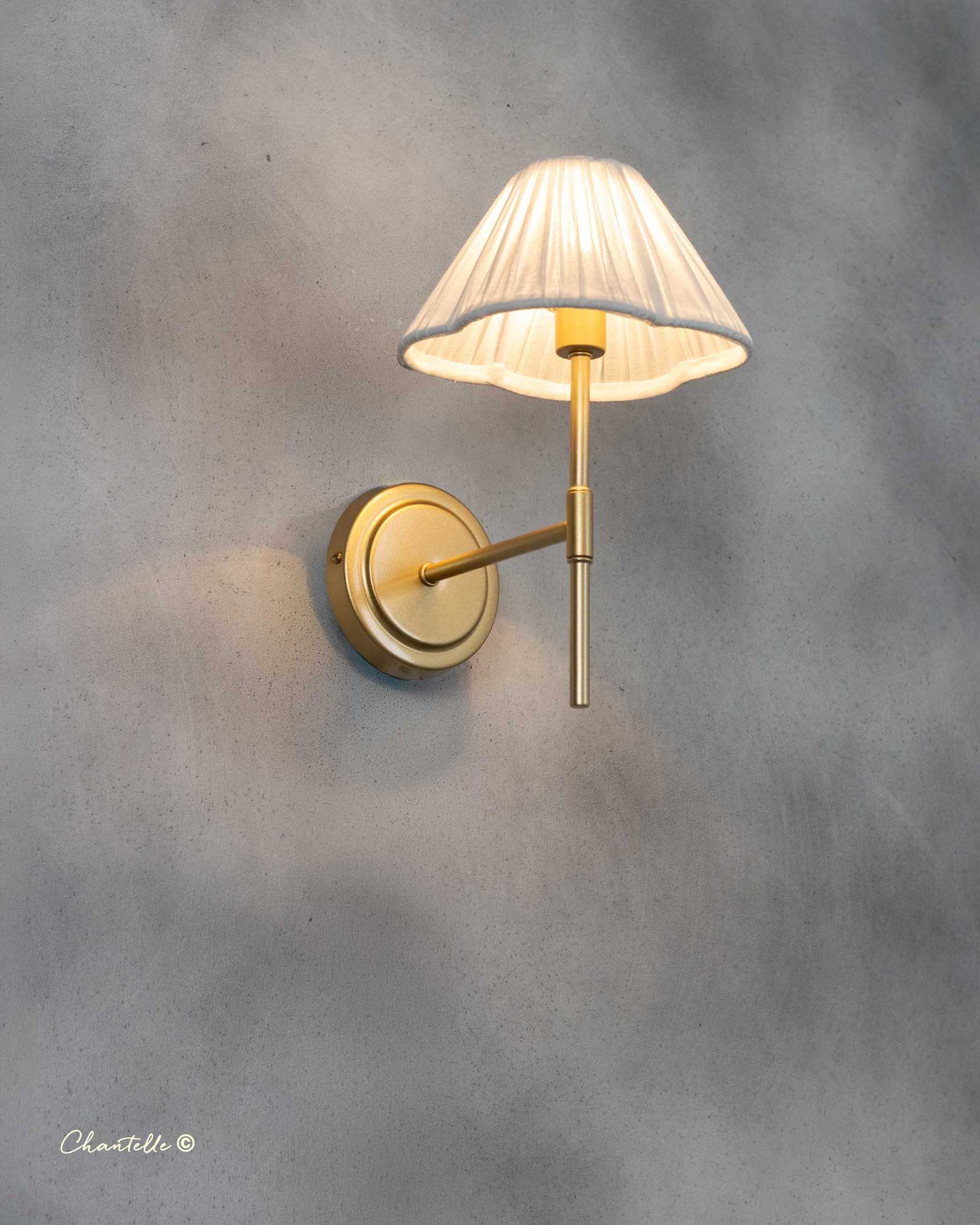 Aged Brass Scalloped Wall Light - 078551